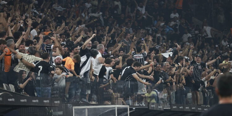 Corinthians apoia campanha da torcida, mas mantém distância financeira