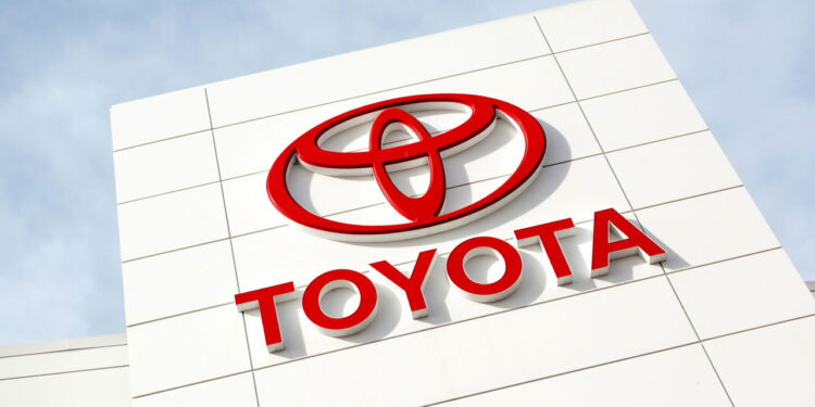 Toyota lidera com folga e seu sedã famosinho! O ranking de vendas está surpreendente