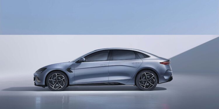 O mercado automotivo vive um choque com os novos carros de luxo acessíveis!