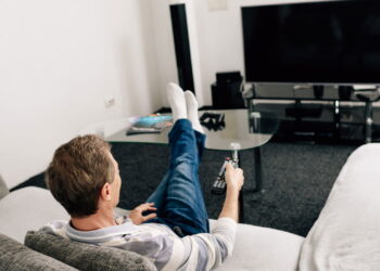 Antes de comprar uma TV nova, veja isso! 3 dispositivos baratos que liberam streaming na hora