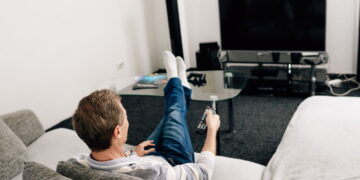 Antes de comprar uma TV nova, veja isso! 3 dispositivos baratos que liberam streaming na hora