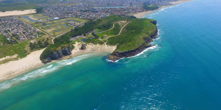 Turistas brasileiros se encantam com a melhor praia do litoral gaúcho