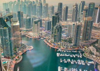 A cidade dos arranha-céus e ilhas artificiais que impressionam o mundo