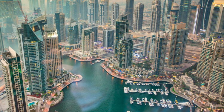 A cidade dos arranha-céus e ilhas artificiais que impressionam o mundo