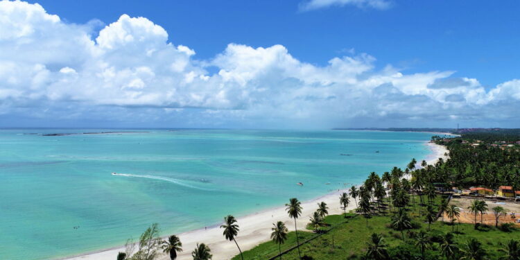 Cidade conhecida como o "Caribe Brasileiro" impressiona turistas