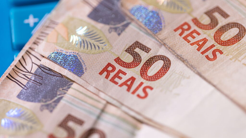 Aumento do salário mínimo dá alívio aos trabalhadores mas levanta dúvidas