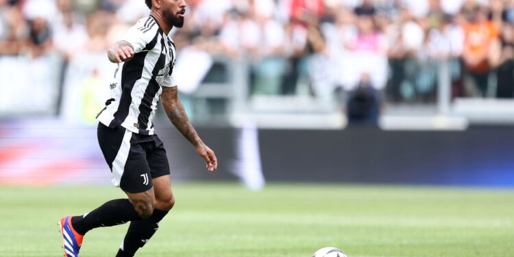 Forest negocia com Douglas Luiz para a próxima temporada