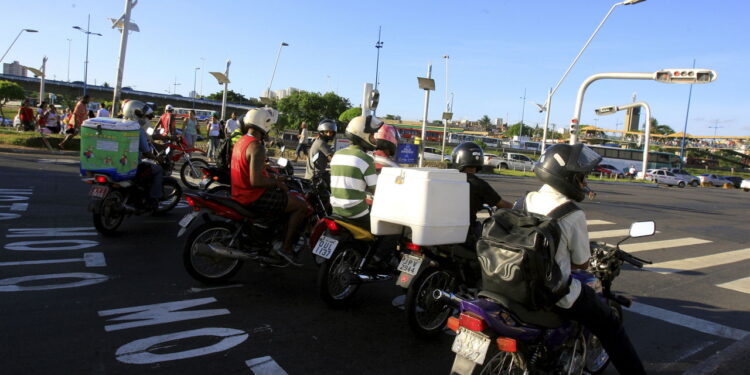 Brasileiros comemoram nova lei do IPVA que já está em vigor em 2025