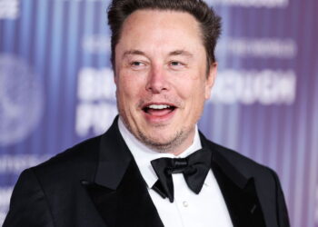 Pai de Elon Musk confirma interesse do filho em comprar o Liverpool