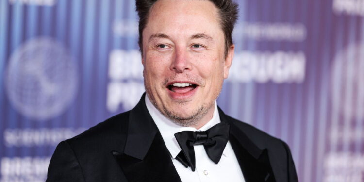 Pai de Elon Musk confirma interesse do filho em comprar o Liverpool