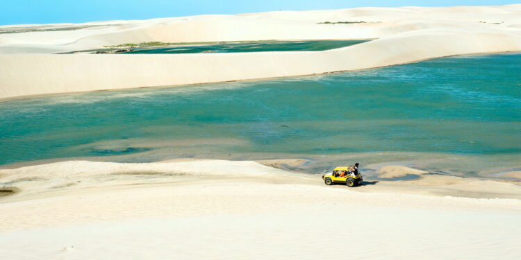 Cidade ideal para nômades digitais e amantes do kitesurf, Jericoacoara encanta com suas dunas móveis e lagoas de águas cristalinas no Ceará