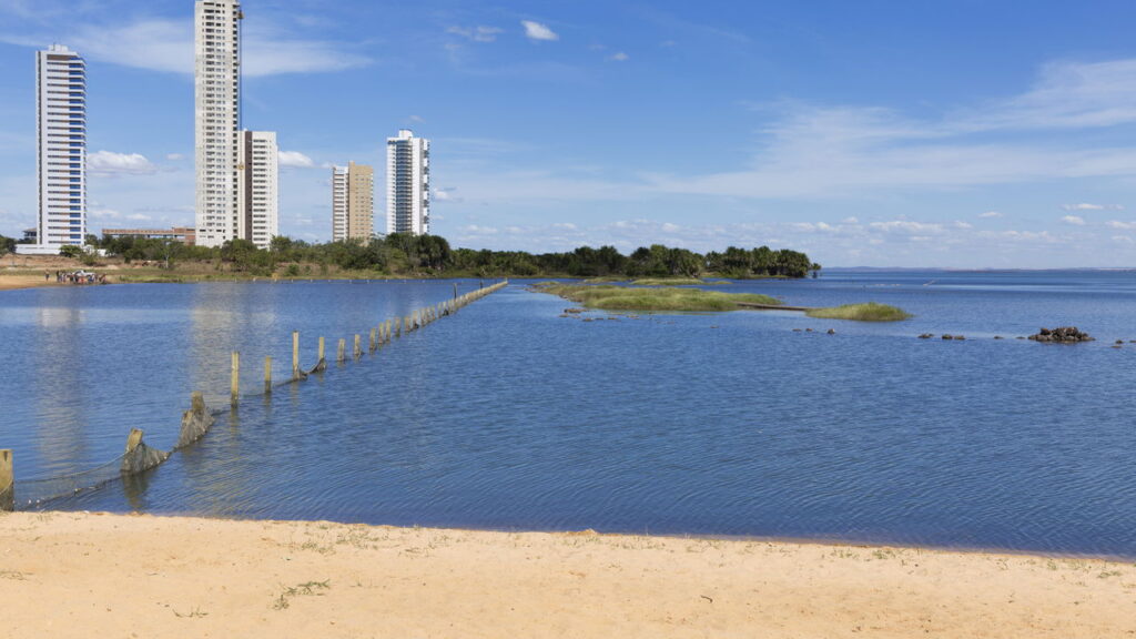A última capital brasileira construída do zero em 1989 que foi desenhada com avenidas colossais e a maior praça pública da América Latina para combater o calor extremo