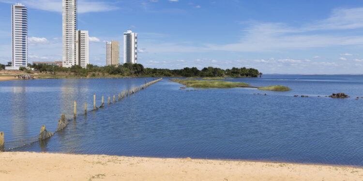 A última capital brasileira construída do zero em 1989 que foi desenhada com avenidas colossais e a maior praça pública da América Latina para combater o calor extremo