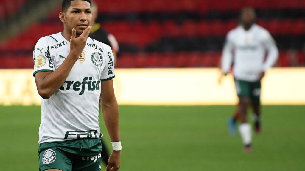 Palmeiras deixa Rony de fora do clássico e busca saída para o atacante