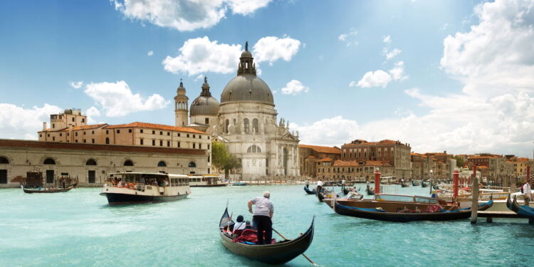 Essa cidade é uma das favoritas de quem busca conhecer a cultura italiana