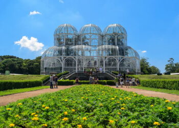 Como o Jardim Botânico de Curitiba impulsiona o turismo sustentável e a economia local!