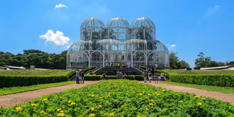 Como o Jardim Botânico de Curitiba impulsiona o turismo sustentável e a economia local!