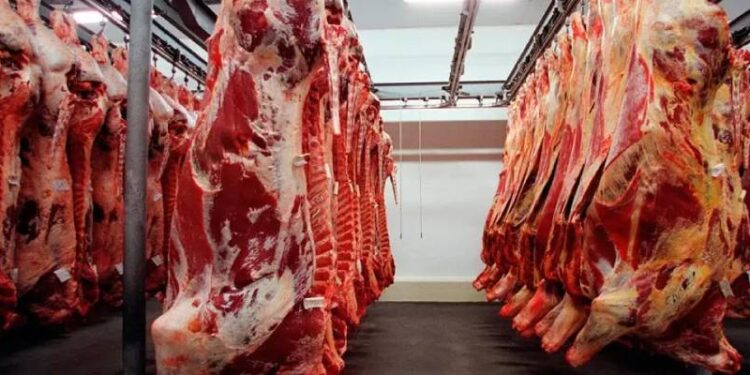 China suspende importação de carne bovina de três frigoríficos do Brasil