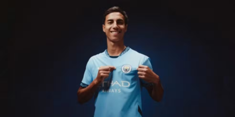 Manchester City anuncia a contratação de Vitor Reis, do Palmeiras
