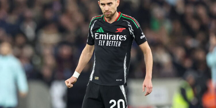 Flamengo "tudo ou nada" por Jorginho: clube descarta plano B e mira volante do Arsenal