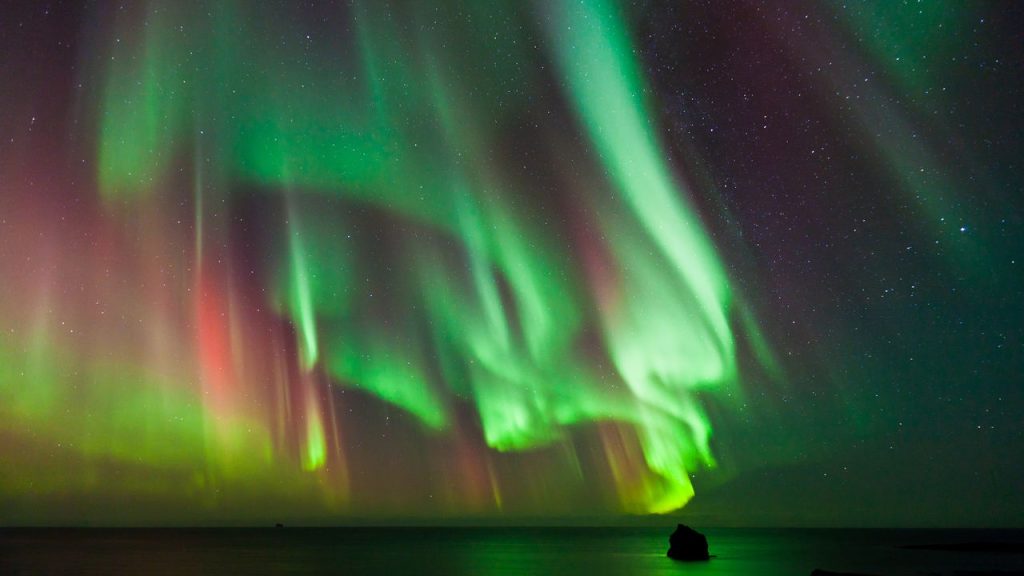 A ilha vulcânica que você vai querer conhecer! Passagens ida e volta para a Islândia