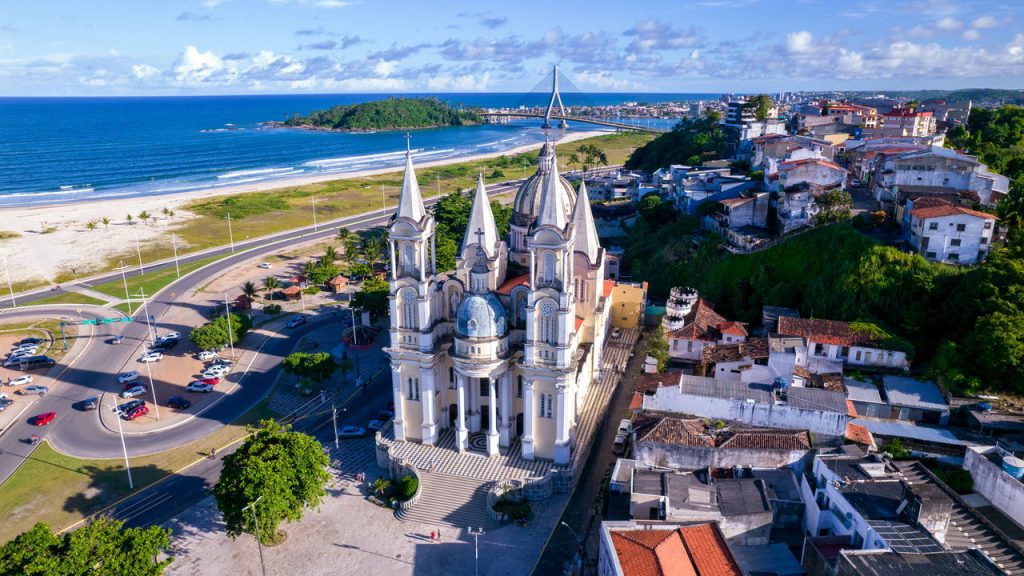 Essa cidade surpreende turistas com ecoturismo e tradição baiana