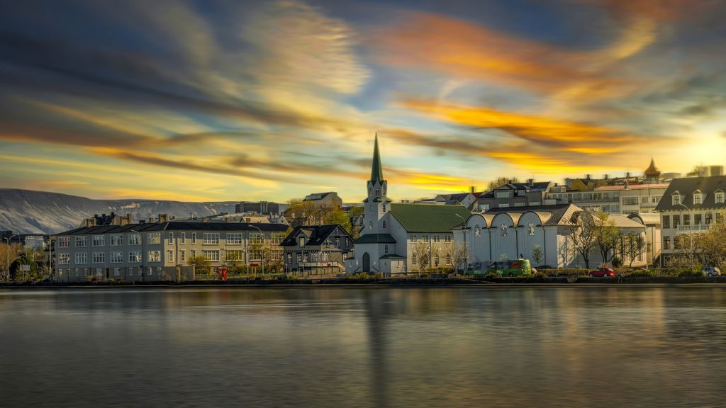 Reykjavik fica na Islândia e está chamando turistas com passagens aéreas ida e volta!