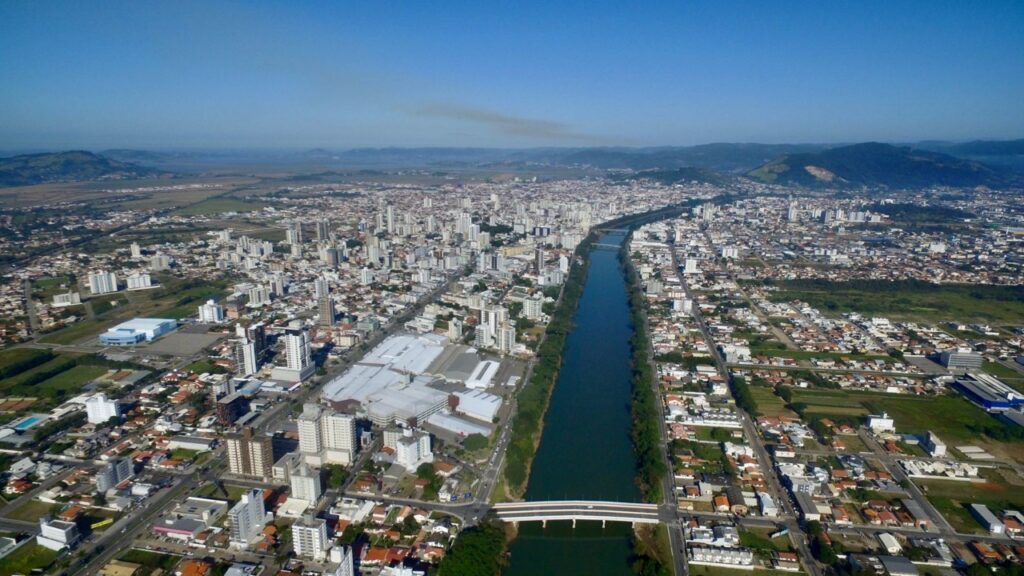 Conheça a "Cidade Azul", o destino surpreendente no coração de Santa Catarina