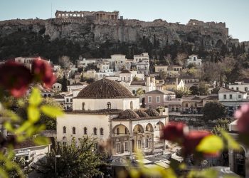 A cidade de Atenas está chamando todos os brasileiros com passagens ida e volta!