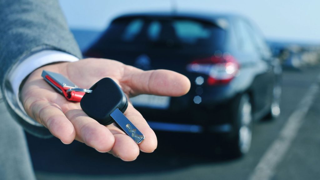 Brasileiros já podem pular de alegria com a nova lei que dá fim a carros em autoescolas