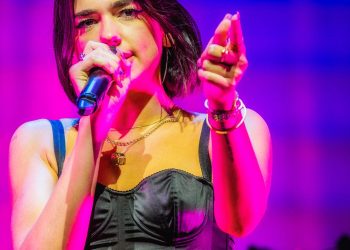 Dua Lipa é a cantora que conquistou o coração do povo com sua voz