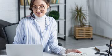 Como transformar o cantinho de casa em um home office funcional e barato