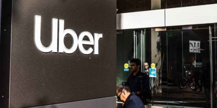 Uber amplia lucro no 4º trimestre, mas dólar alto derruba ações