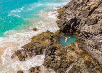 Descubra a praia paradisíaca que conquista viajantes do mundo todo