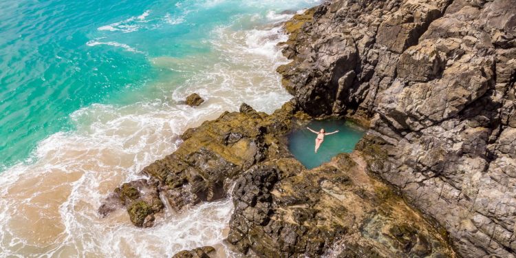 Descubra a praia paradisíaca que conquista viajantes do mundo todo