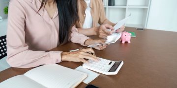 Como a comparação social atrapalha sua vida financeira