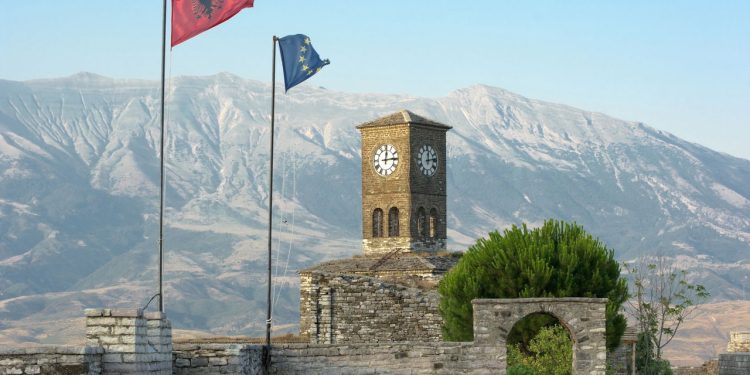 A famosa "Cidade de Pedra" está chamando todos com passagens ida e volta