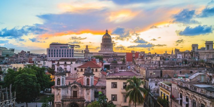 A grande capitel de Cuba está com passagens aéreas ida e volta por menos de R$ 2,5 mil!