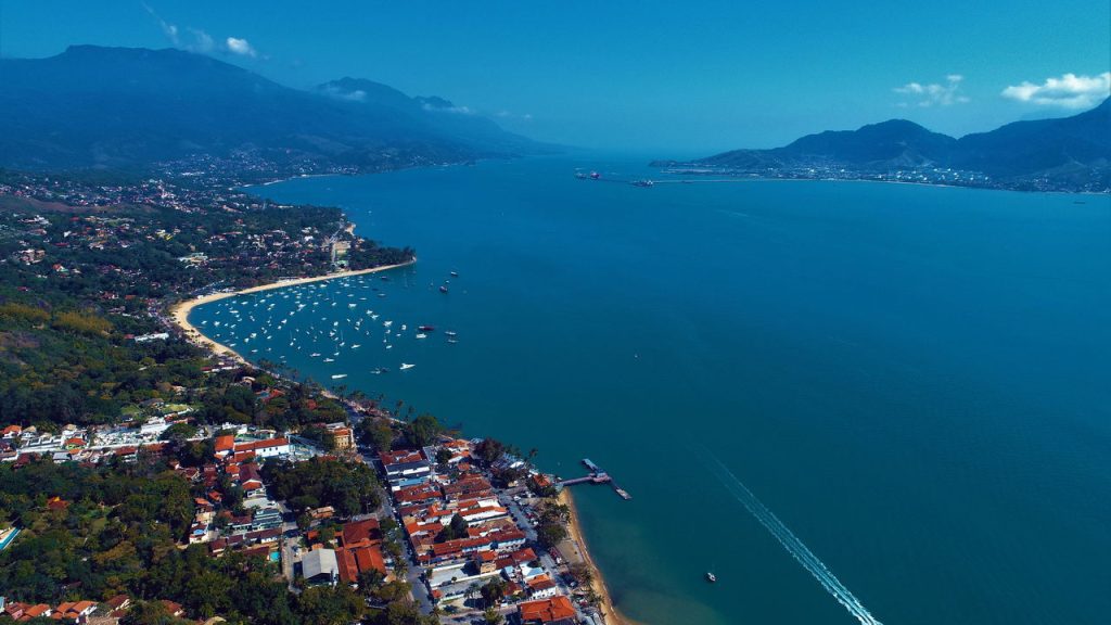 Essa cidade no litoral paulista conquista brasileiros e estrangeiros por unir belezas naturais e qualidade de vida