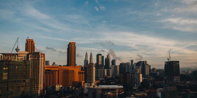 Cidade famosa está chamando brasileiros com passagens aéreas ida e volta!