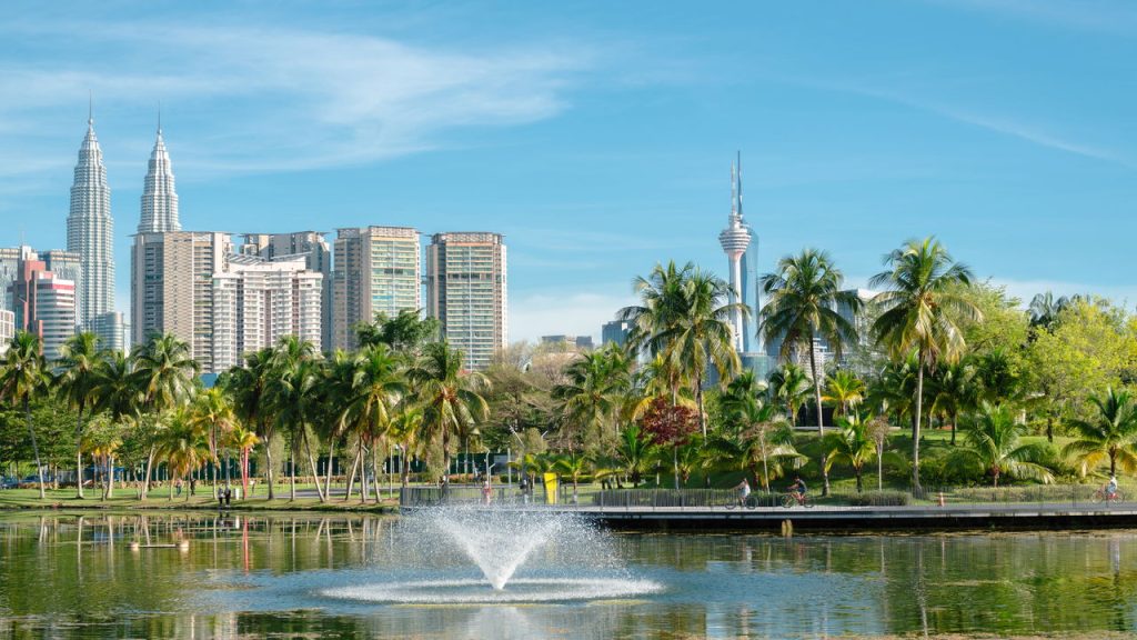 Cidade famosa está chamando brasileiros com passagens aéreas ida e volta! 