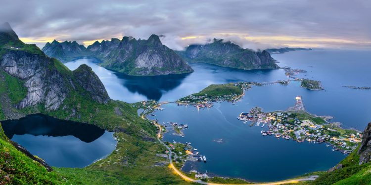 Cidade no norte da Noruega está chamando brasileiros com passagens ida e volta