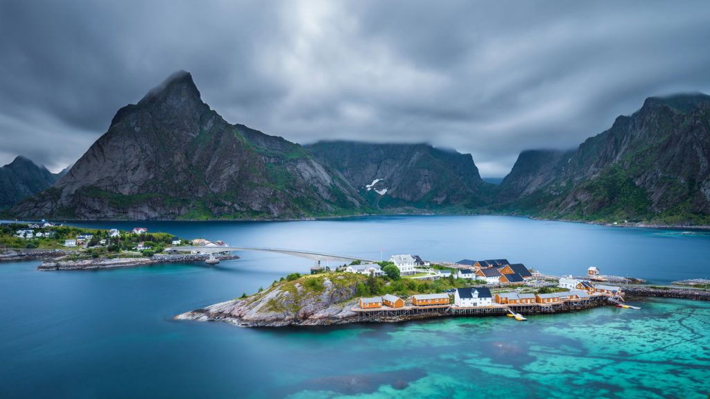 Cidade no norte da Noruega está chamando brasileiros com passagens ida e volta