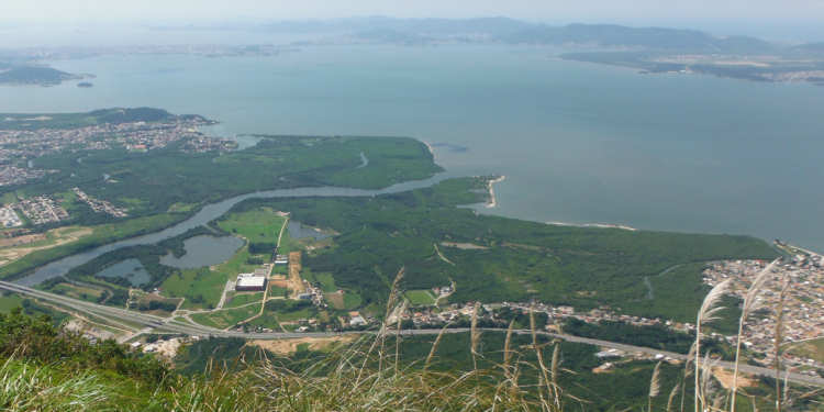 Cidade catarinense encanta com praias deslumbrantes e áreas verdes