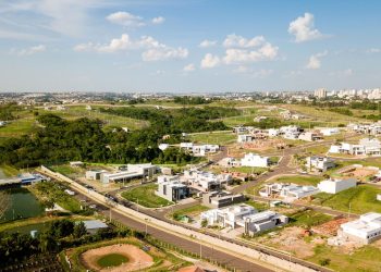 Cidade do interior de SP, situada a 475 metros de altitude, possui uma arborização acima da média nacional e clima agradável para os moradores