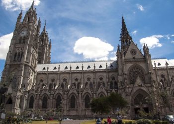 Quito fica a pouco tempo do Brasil e está chamando todos com passagens aéreas ida e volta