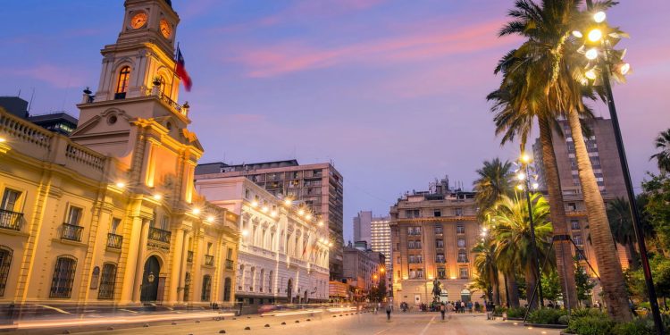 A capital do Chile está fazendo sucesso com passagens ida e volta e economia de até 50%
