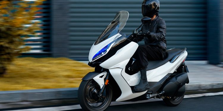 A scooter Zontes 350E chega para surpreender os pilotos brasileiros!