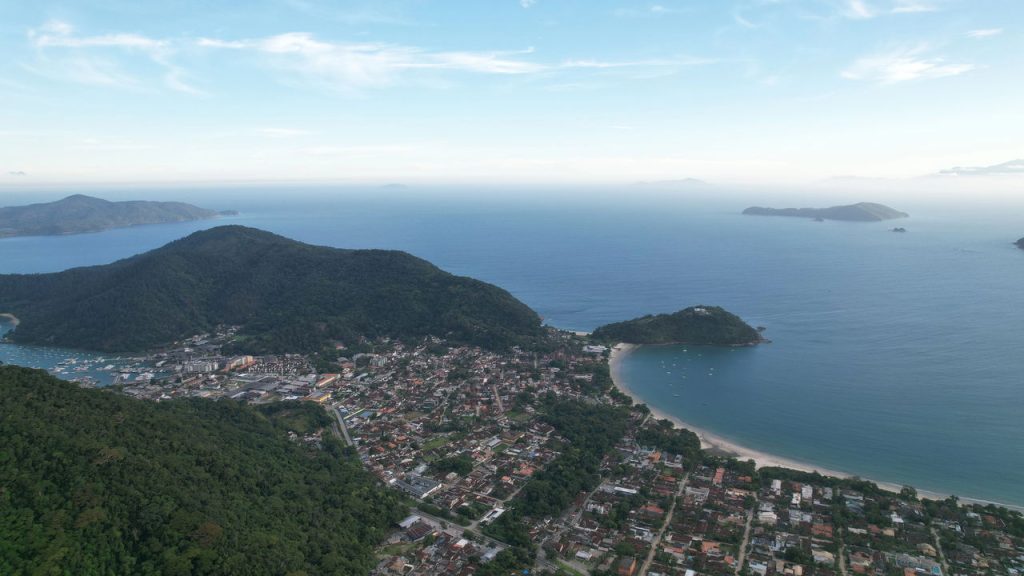 Cidade no litoral de São Paulo impressiona turistas com suas praias paradisíacas