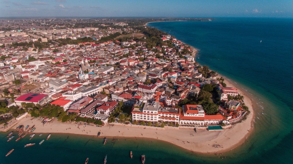 A praia de areia branca que te aguarda na Tanzânia com passagens aéreas ida e volta
